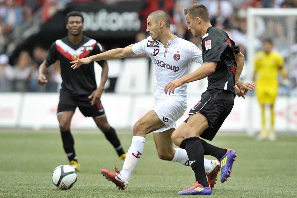 Stéphane Nater, en blanc, prend Haris Seferovic de vitesse. [KEYSTONE - Sandro Campardo]