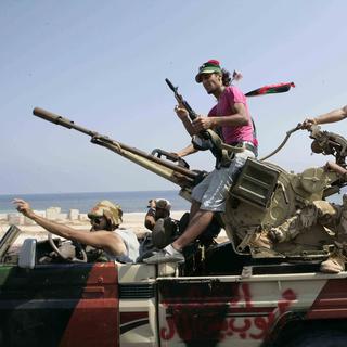 Les rebelles libyens quadrillent les rues de Tripoli à la recherche de Kadhafi, qui pourrait se trouver en Algérie à l'heure qu'il est. [AP Photo]