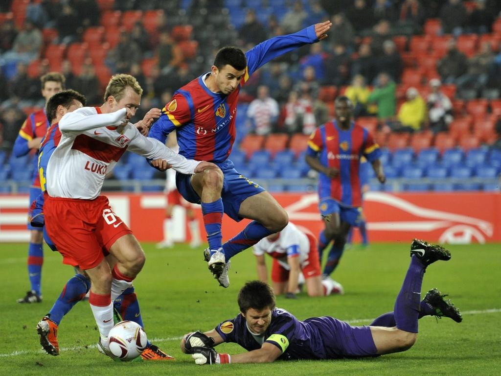 Face aux assauts de McGeady (en blanc), Behrang Safari a bien épaulé son gardien Costanzo. [KEYSTONE - Georgios Kefalas]