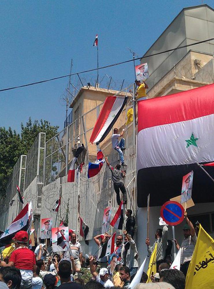 Les partisans de Bachar al Assad ont escaladé les murs de de l'ambassade américaine à Damas.