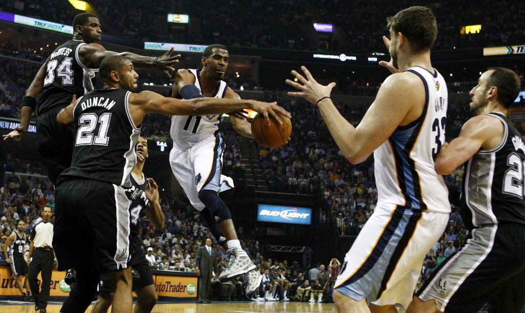 Les Grizzlies (en blanc) sont en train de jouer un bien mauvais tour aux Spurs de Duncan. [KEYSTONE - MIKE BROWN]