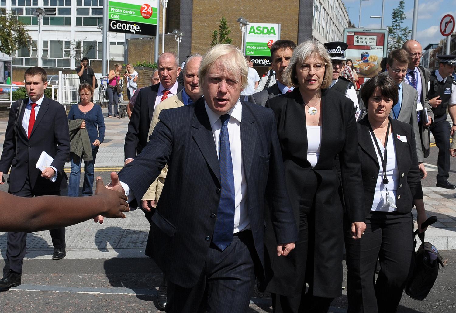 Le maire de Londres, Boris Johson, et la secrétaire d'Etat Theresa May visitent le quartier le Clapham Junction, au sud de Londres, le 9 août.