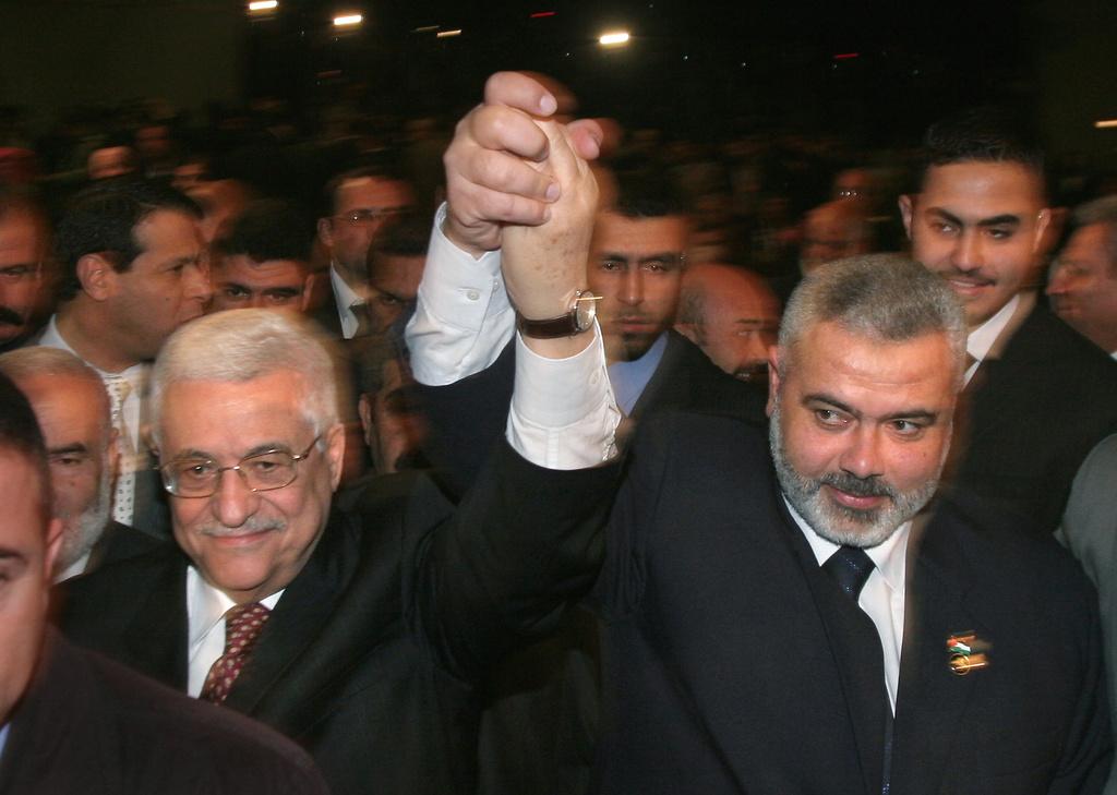 Un accord a été trouvé entre le Fatah de Mahmoud Abbas et le Hamas de Ismaël Haniyeh, photographiés ici ensemble en 2007. [Hatem Moussa]