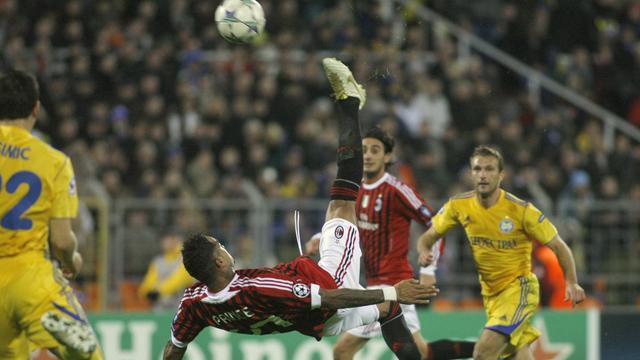 Kevin Prince Boateng tente une bicyclette... sans succès. [KEYSTONE - Sergei Grits]