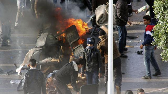 En Tunise, la révolte de jeunes dépourvus de perspectives d'avenir. [Stringer]