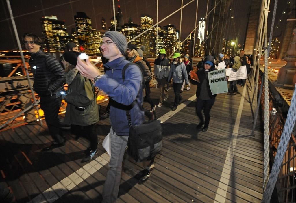 Les protestataires ont notamment défilé en soirée sur la piste cyclable du pont de Brooklyn, qui surplombe les voies routières. [Ray Abrams]