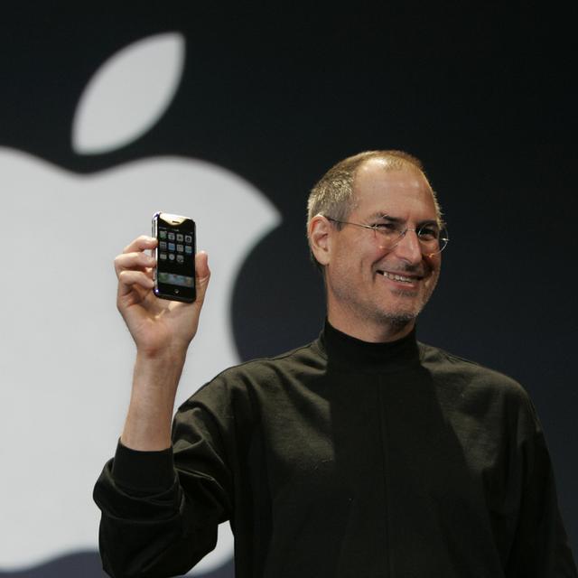 En 2007, bouleversement dans le monde de la téléphonie mobile. Steve Jobs lance l'iPhone dans la mare. Un portable à l'ergonomie longtemps inégalée. [Paul Sakuma]