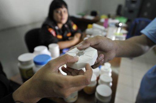 Un malade du sida reçoit un traitement à base d'antirétroviraux dans un hôpital de Jakarta, le 16 juillet 2009