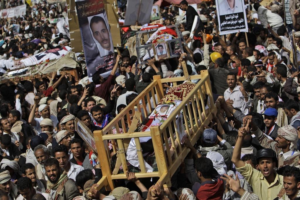 Les Yéménites se sont rassemblés en masse à Sanaa en mémoire des victimes de vendredi. [KEYSTONE - Muhammed Muheisen]