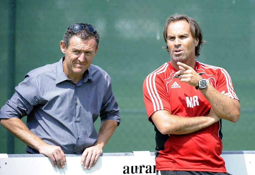 Martin Rueda (en rouge) évoque les futurs transferts du LS avec Alain Baumann. [Keystone - Christian Brun]