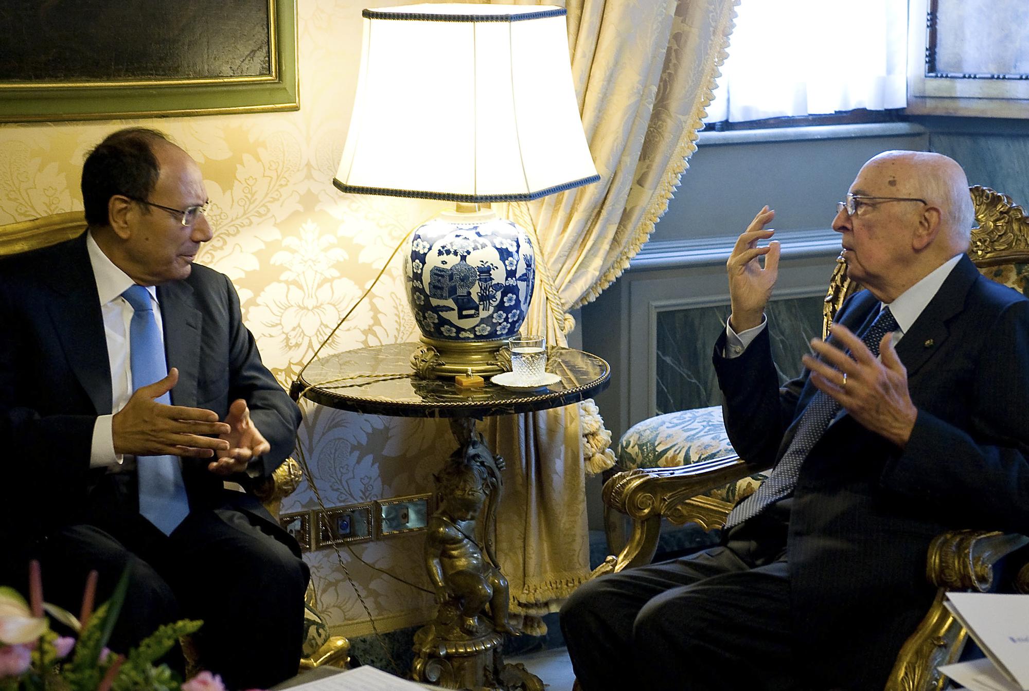 Giorgio Napolitano a commencé les consultations en rencontrant le président du Sénat Renato Schifani. [REUTERS - � Handout . / Reuters]