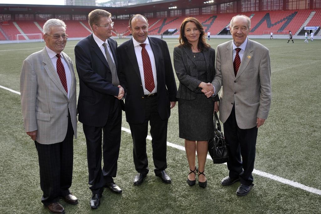 Gabriel Monachon (président d'honneur), Andrei Rudakov (nouveau président), Sylvio Bernasconi, Olga Danese (membre du conseil d'administration et secrétaire) et Gilbert Facchinetti. [Keystone - Sandro Campardo]