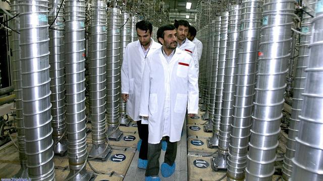 Le président iranien Mahmoud Ahmadinejad visite une usine d'enrichissement d'uranium.