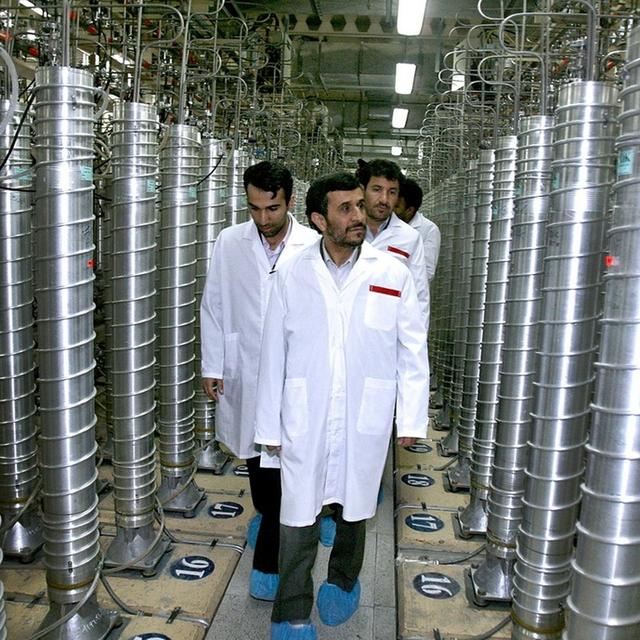 Le président iranien Mahmoud Ahmadinejad visite une usine d'enrichissement d'uranium.