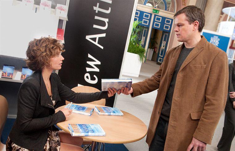 Cécile de France et Matt Damon face à face et bien en vie. [Warner Bros]