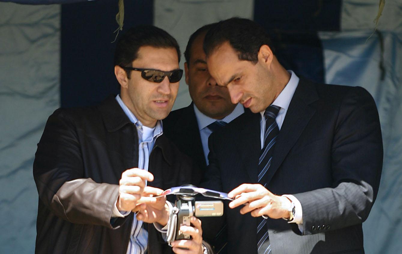 Alaa (gauche) et Gamal Moubarak sont accusés d'avoir incité à ouvrir le feu sur les manifestations. [AFP - Amro Maraghi]