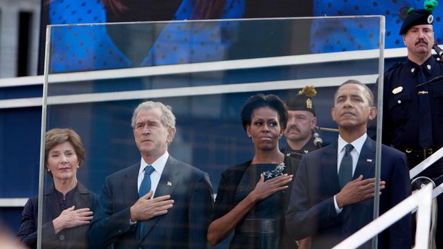 Le président américain Barack Obama et Georges W. Bush, qui était l'hôte de la Maison Blanche au moment des attentats, se sont recueillis sur le site de Ground Zero. [Keystone - Allan Tannenbaum]