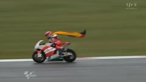 Motocyclisme / GP de Grande-Bretagne à Silverstone: moto2. L'arrivée. Stefan Bradl (21 ans) est intouchable. Randy Krummenacher 11e, Tom Lüthi 15e, Dominique Aegerter 20e