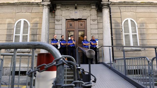 Des policiers gardaient l'entrée du Tribunal Pénal Fédéral (TPF), mercredi 20 juillet. [Karl Mathis]