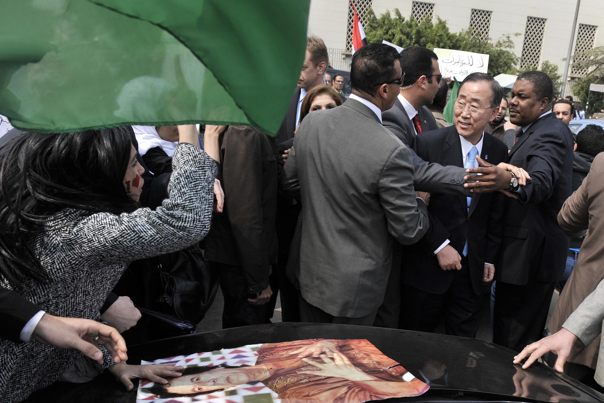 Le secrétaire général de l'ONU Ban Ki-Moon pris à partie au Caire par des manifestants pro-Kadhafi. [AFP - Aris Messinis]