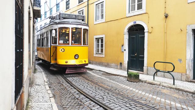 Lisbonne, tram, centre historique. [Antoine Lorgnier]