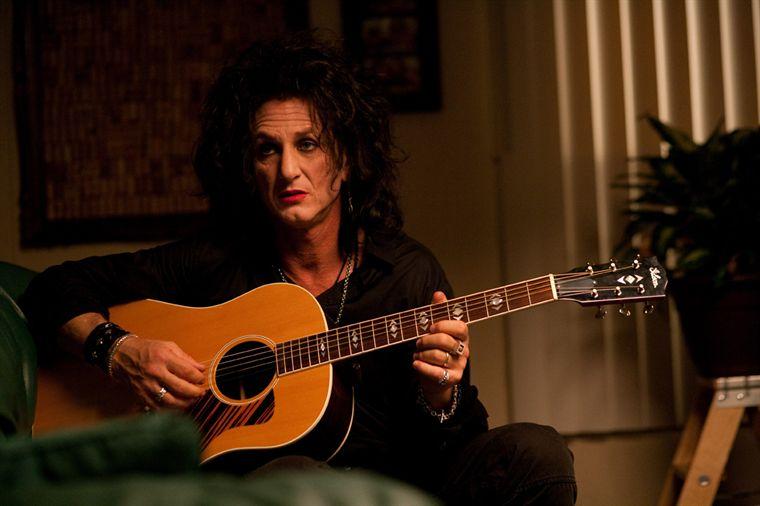 Sean Penn, guitare à la main, mais l'oeil dans le vague. [ARP Sélection]