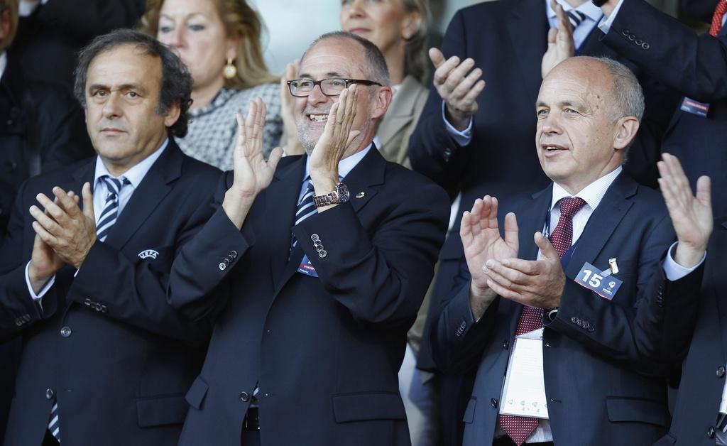 Le président de l'ASF Peter Gilliéron, ici entre Michel Platini et Ueli Maurer, est fier de "son" équipe M21 [KEYSTONE - PETER KLAUNZER]