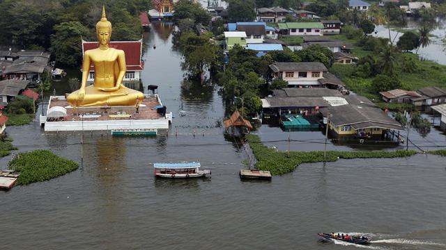 Un temple complètement inondé dans la banlieue de la capitale. [Damir Sagolj]