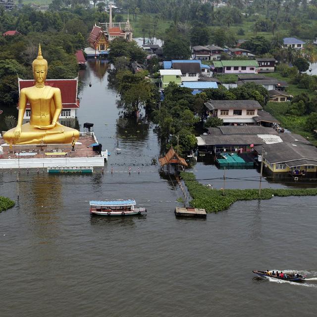 Un temple complètement inondé dans la banlieue de la capitale. [Damir Sagolj]