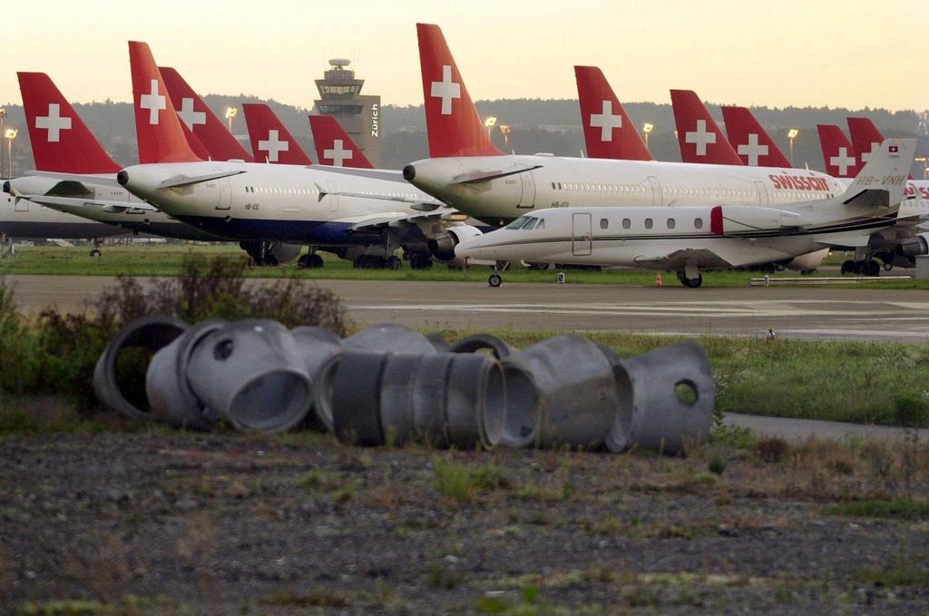 Les avions Swissair toujours cloués au sol à Kloten au matin du 3 octobre 2001. [KEYSTONE - STEFFEN SCHMIDT]