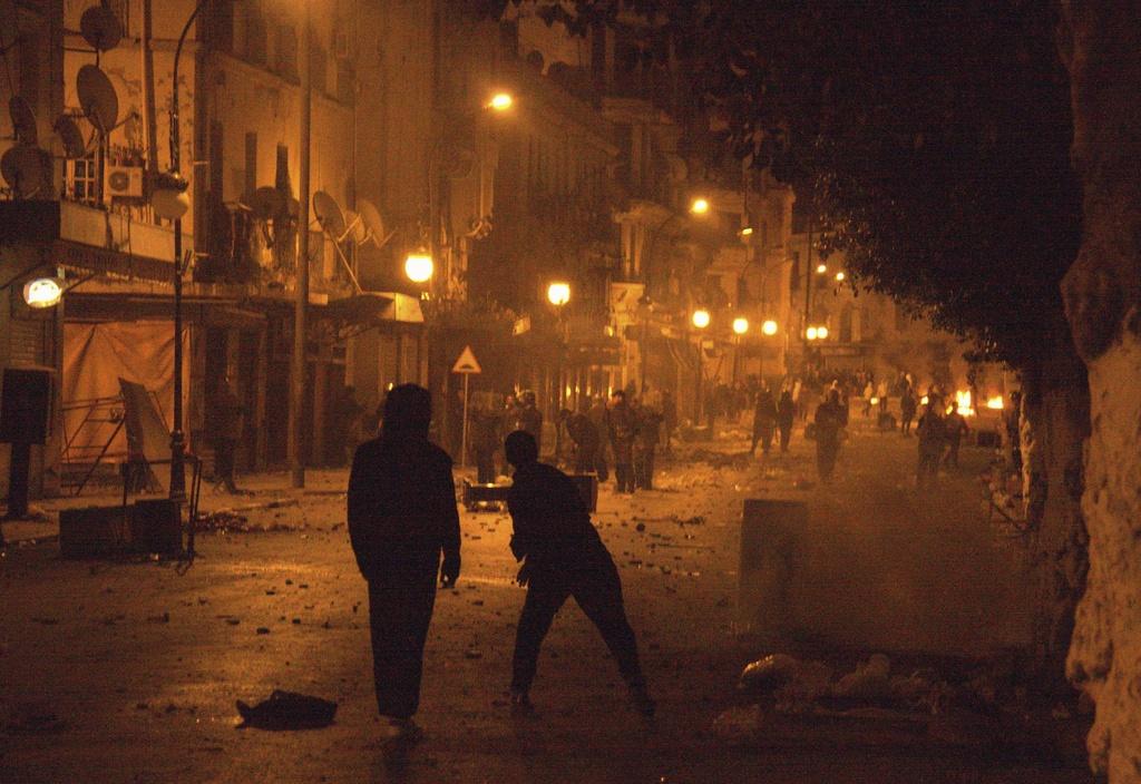 Les jeunes algériens n'ont pas hésité à se frotter aux forces de l'ordre dans les rues de la capitale. [KEYSTONE]