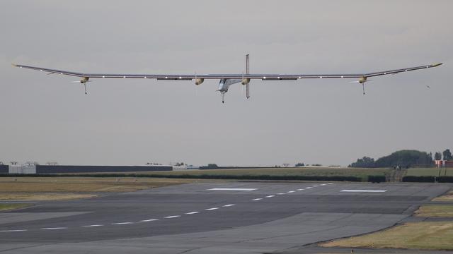 L'avion solaire a atterri à l'aéroport du Bourget à la tombée de la nuit. [KEYSTONE - Michel Euler]