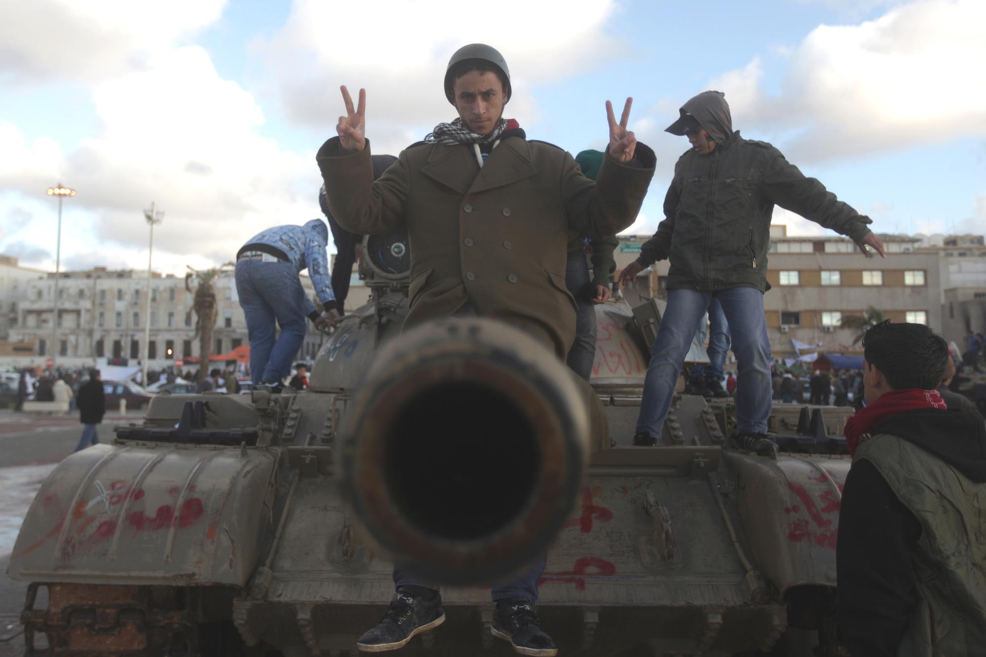 Un jeune Libyen s'amuse sur un char détruit à Benghazi. [Patrick Baz]