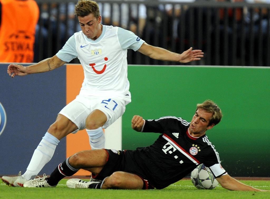 Marco Schönbächler, ici avec Lahm, a fait meilleure figure qu'au match aller. [Walter Bieri]