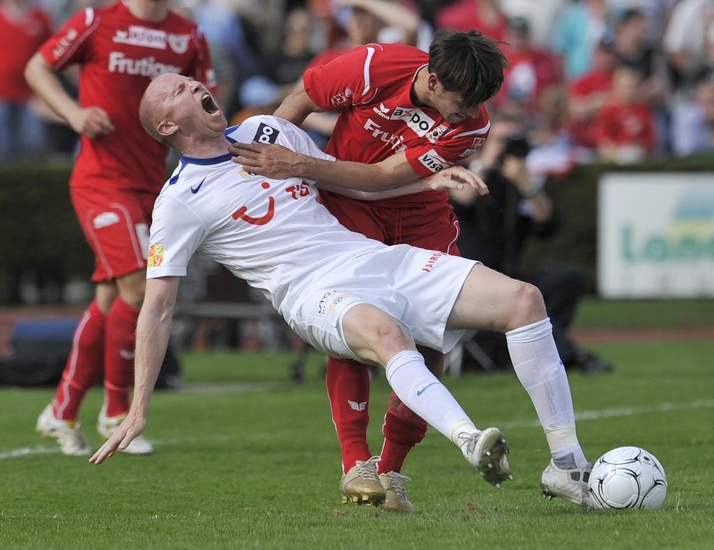 Magnin, rudoyé ici par Taljevic, a réussi l'ouverture du score pour Zurich. [KEYSTONE - Peter Schneider]