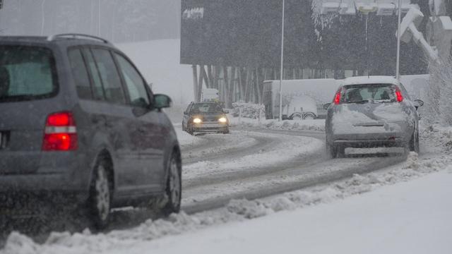 La neige, tombée en abondance en montagne, a aussi fait son arrivée en plaine. [Marcel Bieri]