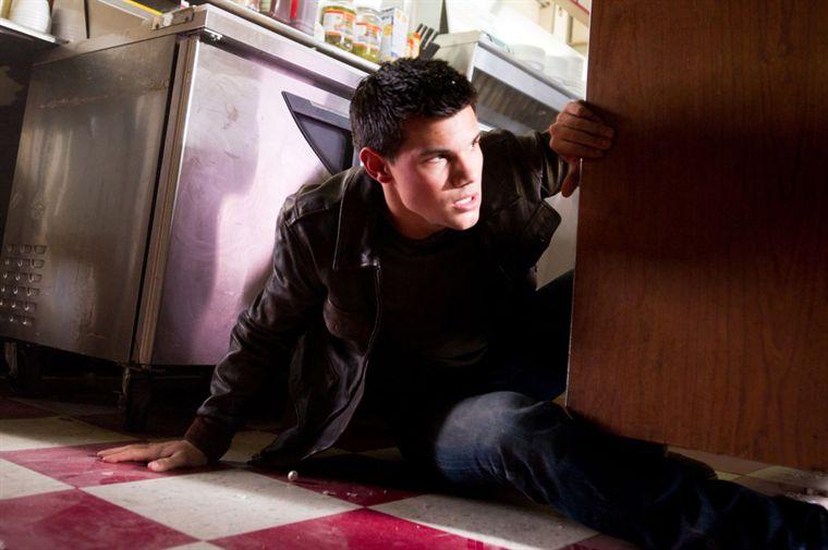 Taylor Lautner est obligé de se cacher pour survivre aux tueurs lancés à ses trousses. [Metropolitan]