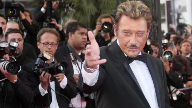 Johnny Hallyday et le fisc français sont en bisbille depuis plus de 30 ans. Estimant payer trop d'impôts, le chanteur avait décidé de quitter l'Hexagone en 2006. Il avait d'abord annoncé son intention de prendre la nationalité belge avant de finalement s'exiler en Suisse. Il est depuis lors installé à Gstaad (BE). [François Guillot]