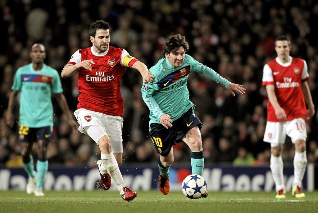 Cesc Fabregas (en rouge) et Lionel Messi devraient se retrouver mardi au Camp Nou, une 1ère pour l'Espagnol d'Arsenal. [Keystone - ANDY RAIN]