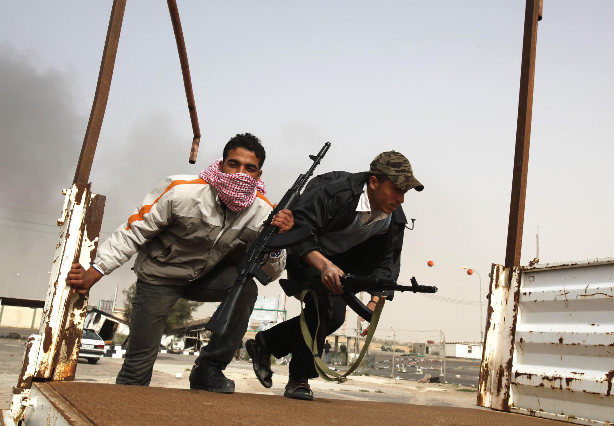 Dans la ville d'Ajdabiya, les opposants se préparaient depuis plusieurs jours à subir une attaque des forces pro-kadhafi. [REUTERS - Asmaa Waguih]
