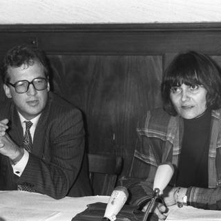 Octobre 1987, la présidente du Parti socialiste genevois durant une conférence de presse avec le conseiller d'Etat du canton Christian Grobet.