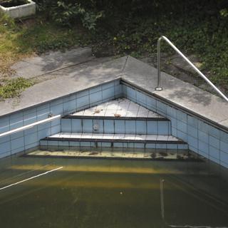 La piscine abandonnée de l'ancien "Grand Hôtel" de Locarno. [mathieu chevrier]