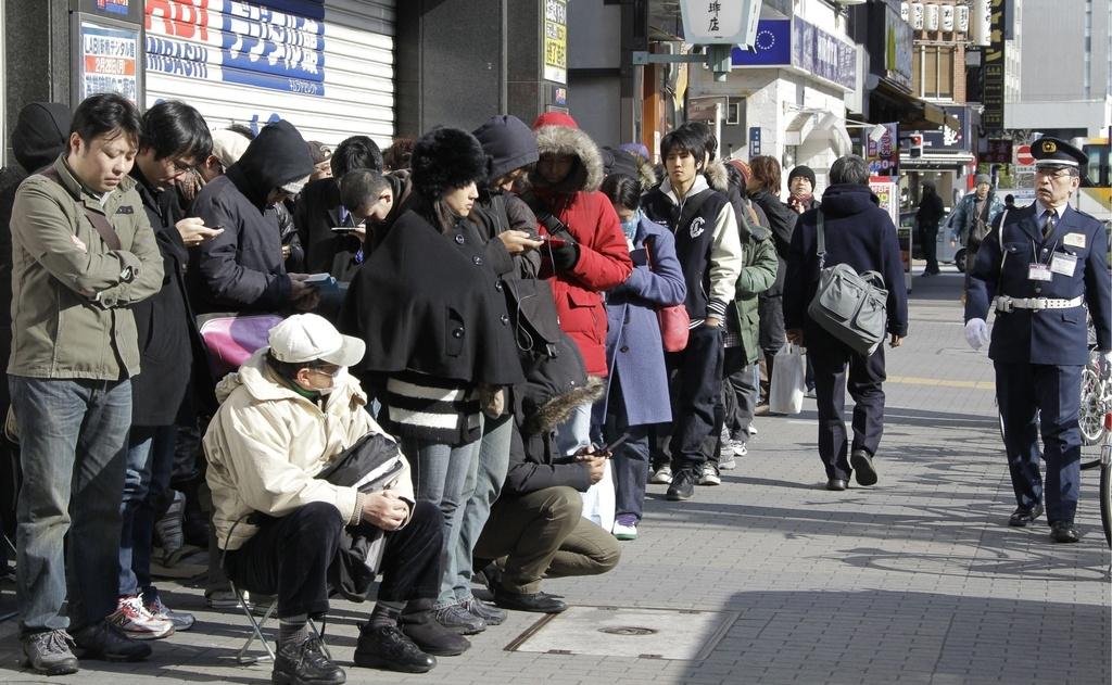 Les plus impatients ont fait la queue des heures devant les enseignes d'électronique. [Koji Sasahara]