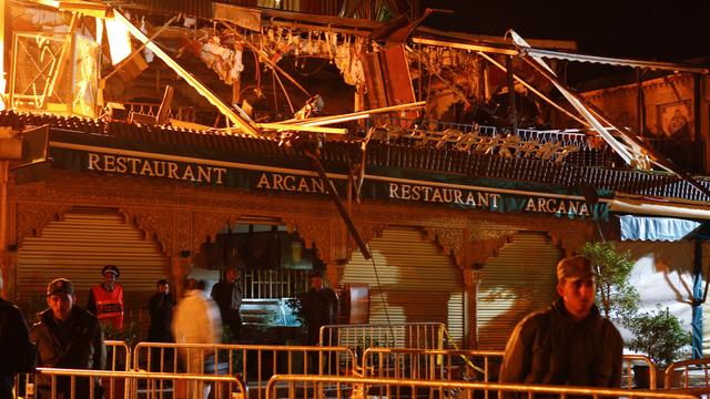 Dans la nuit de jeudi à vendredi, la scène de l'attentat à la bombe qui a décimé jeudi un café touristique du centre de Marrakech. [Abdeljalil Bounhar]