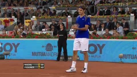 Tennis - 1/2 Finale à Madrid: Federer remporte le premier set avec la manière (7-5)!