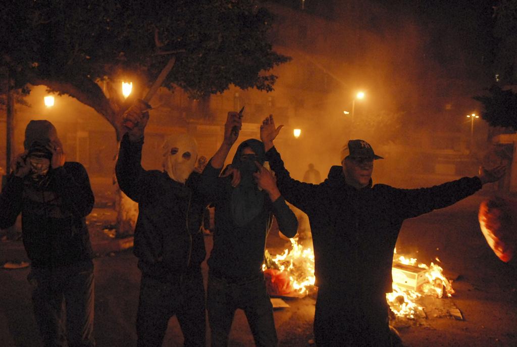 Pour la troisième nuit consécutive, la jeunesse algérienne manifeste violemment contre son "mal-vivre". [KEYSTONE]