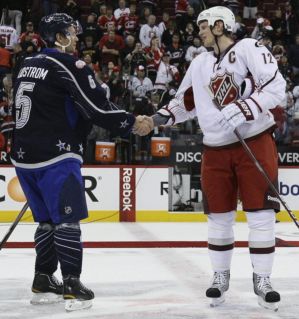 Les 2 capitaines Nicklas Lidström (Detroit) et Eric Staal (Carolina) se saluent. [Keystone - Gerry Broome]