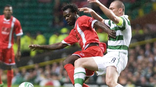 Pascal Feindouno tente de passer le capitaine Scott Brown. [Brian Stewart]