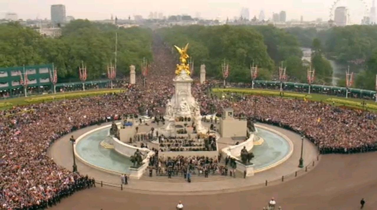 14h00: la foule se masse sur la place devant Buckingham Palace pour assister au baiser que devraient échanger Kate et William.