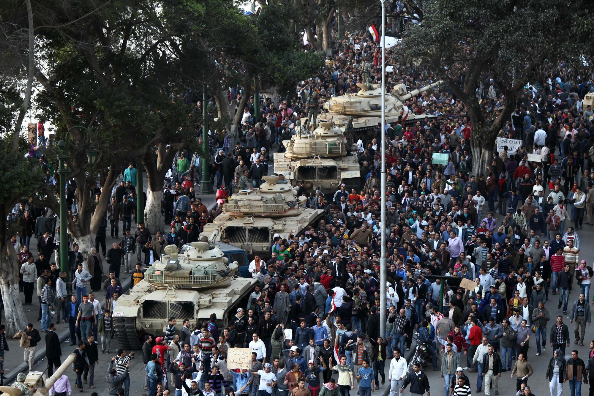 L'armée égyptienne, qui patrouille depuis plusieurs jours dans la captiale, devra dire si elle continue de soutenir Moubarak. [AFP - KHALED DESOUKI]